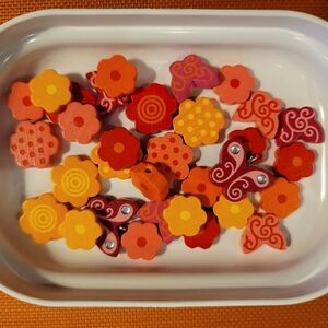 32 flower butterfly wood beads NEW w/gift box Summer Activity Birthday Party K